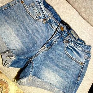 Jeans / shorts sizes 3, 5 , 8 Aero, wax jean, blue savvy, American eagle etc.